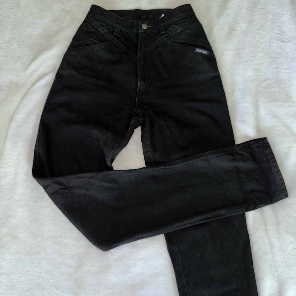 Fits like a 26/27. Very high rise with 36 inch inseam. Vintage jeans.
